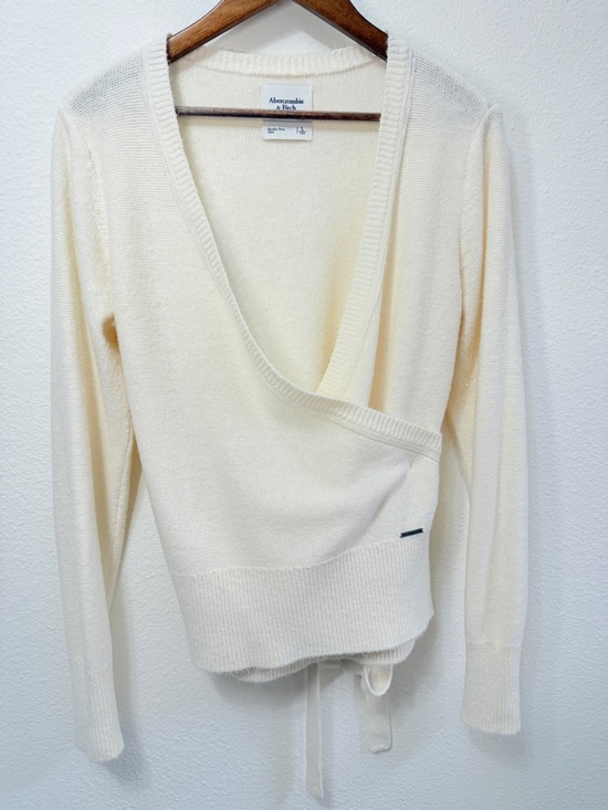 Abercrombie & Fitch Sweaters - Abercrombie & Fitch Cream Ribbed Knit Sweater Label Detail